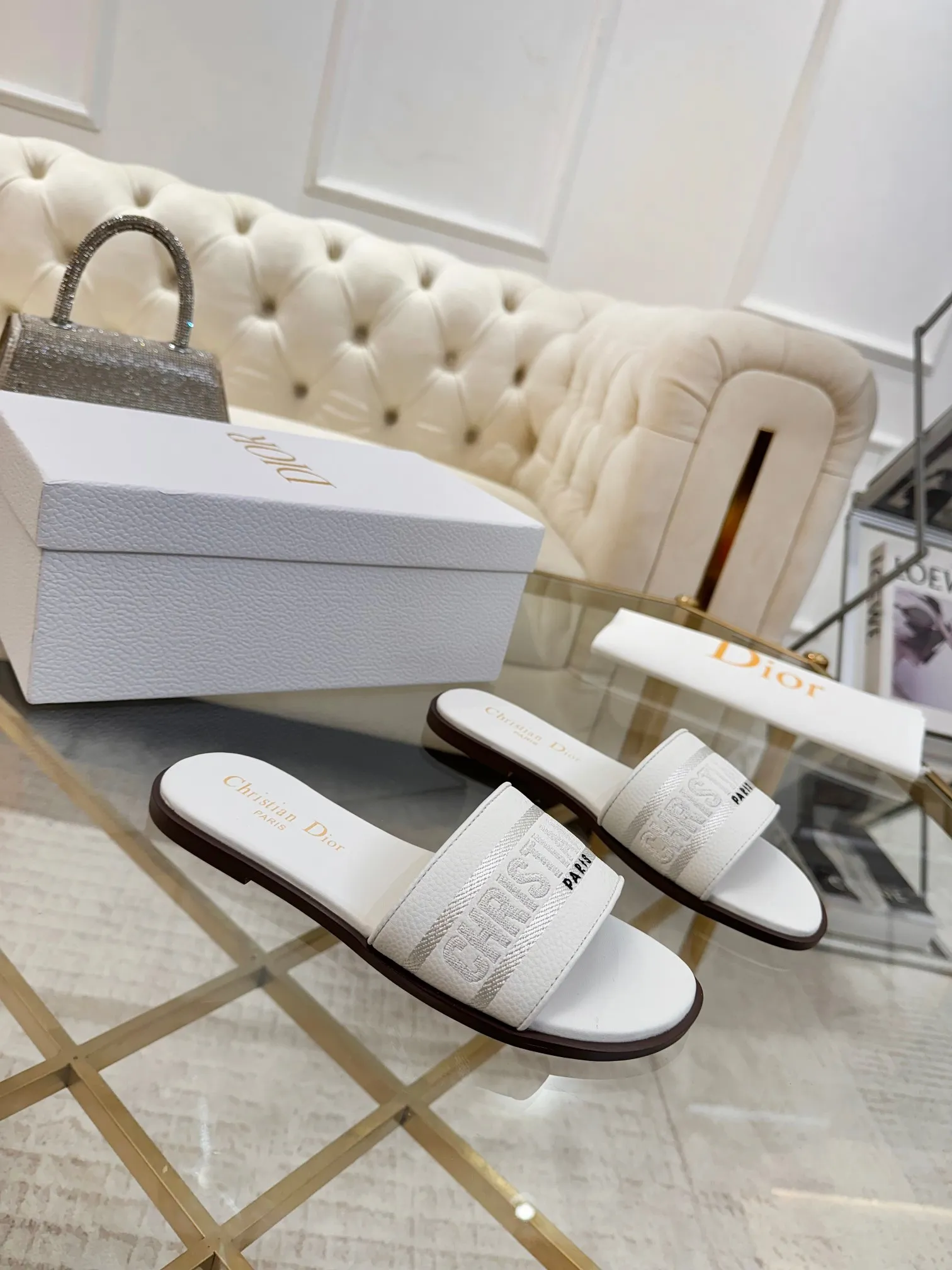 👟👟Ex-factory price 340👟👟 Genuine leather sole +40 Dior new style cowhide surface, sheepskin lining + embroidery process, 5 colors optional, code size 35-42, rubber sole, genuine leather sole +40